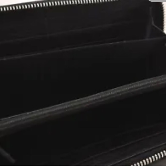 Authentic Gucci woman’s wallet A couple small nicks here and there - Picture 13 of 16